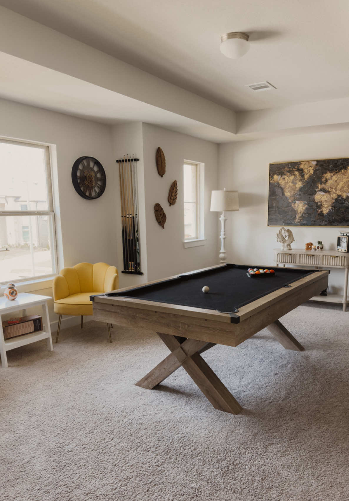 ¡Nuestro game room ya casi está listo! 🎱 Solo le faltan unos toquecitos finales, pero ya se empieza a sentir el ambiente. ¿Qué opinan? ¿Les gusta cómo va quedando? 🤔 Déjennos saber y si les gustan este tipo de videos, ¡díganlo para seguir subiendo más! 📺