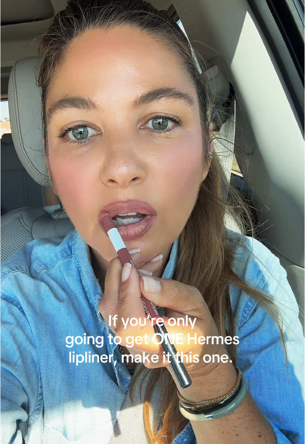 This Hermes shade is the trusty pocketknife of lip liners…it’s pigmented, creamy, buildable, long lasting and can also be added to cheeks or eyes as desired. Shade is Beige Thé. Have you tried anything Hermes Beauty yet? Linked the lip look in my profile. 👓💋#nudelips #nudelipliner #luxurybeauty #hermesbeauty 