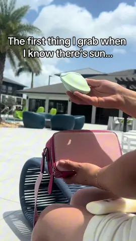 No more sunscreen on my hands, my swimsuit, my phone… just my skin. As it should be. #S#SunscreenHackS#SunWithoutMessB#BeautyInMyBagS#SmartGlowC#CleanSkinVibesP#PoolsideRoutineT#TikTokTaughtMeA#AestheticSunCareSummer2025Ready
