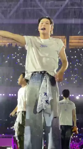 Mưa nhưng chàng trai đó vẫn toả sáng nhất luôn ạ ❤️❤️ #dươngdomic  #anhtraisayhiconcertday6 