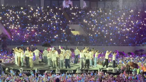 Kỉ niệm lần đầu được tắm mưa đúng nghĩa... Tạm biệt ATSH ❤️ #anhtraisayhi #day6concert  #wesayhineversaygoodbye 