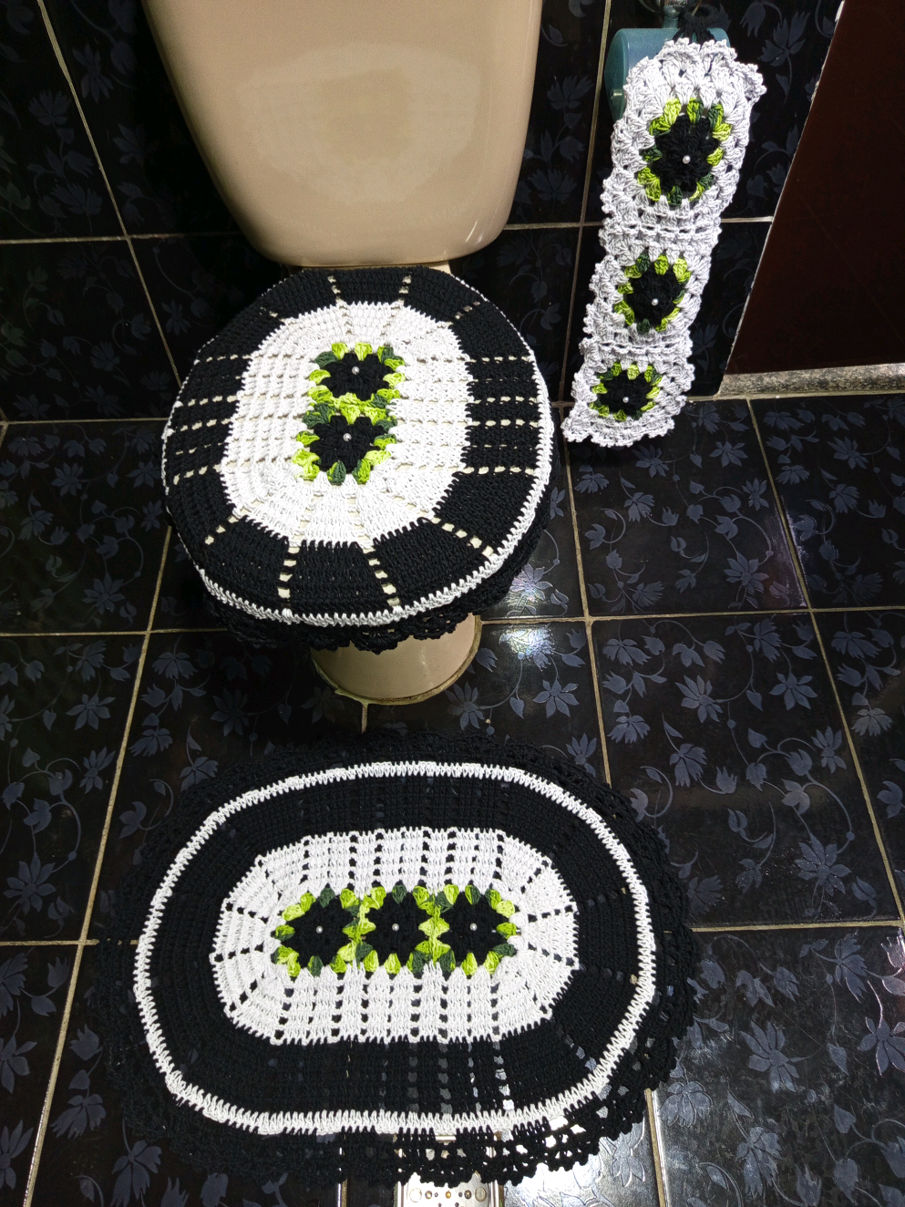 Saindo mais uma encomenda!  Jogo de banheiro em crochê 3 peças floral 📬 Envio pra todo Brasil  📲 Compre pelo bate papo ou WhatsApp 31 987779039  . . #tapeteartesanaldecroche #tapedebarbante #jogodebanheirodecroche #presente #casalinda 