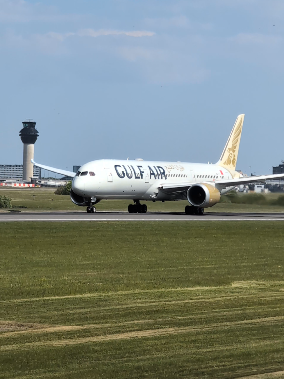 Gulf Air Boeing 787-9 Dreamliner Departing bound for Bahrain, Runway 23L  @Gulfair  #manchesterairport #planespotting #fyp #viralvideos #aviation #gulf #bahrain #787 
