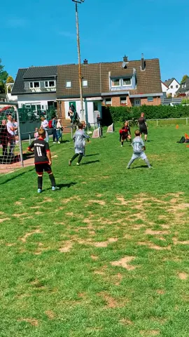 Musste selbst lachen  #fussball #fyp #vfr #würselen #11 #kidsfootball #fail #tor #leicht #verfehlt 
