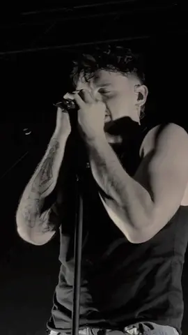 “È scritto nero su bianco, non c'è nemmeno un colore..” @Olly ❤️‍🩹 #olly #ollyconcerti #ollybologna #federicoolivieri #