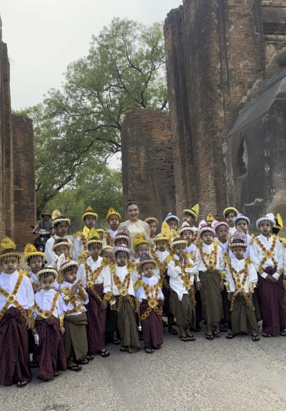 မေ ရဲ့ မွေးနေ့အလှူအဖြစ် ပုဂံညောင်ဦးမြို့မှာ ရှင်လောင်း (၃၁) ပါးရှင်ပြုပေးခြင်းအလှူတော်မင်္ဂလာ🙏🏻🙏🏻🙏🏻  ၁၀.၅.၂၀၂၅  @DesignerKaungMyatOfficial  #MayMyintMo #မေမြင့်မိုရ် 