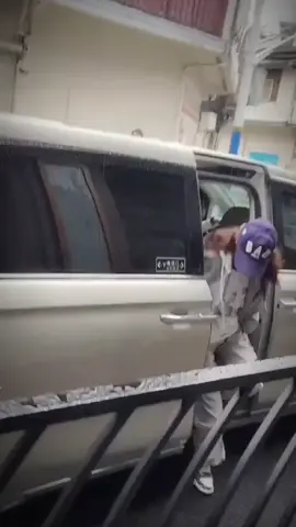 Dường như chị ấy theo bản năng quay đầu lại tìm kiếm đứa bé vẫn luôn lẽo đẽo sau lưng mình suốt bao năm qua chỉ sợ đứa bé ấy sẽ không theo kịp🥺🥺 #wangyi #zhoushiyu #chauthivu #vuongdich #thitinhhoadich #yzg #xh #fyp 