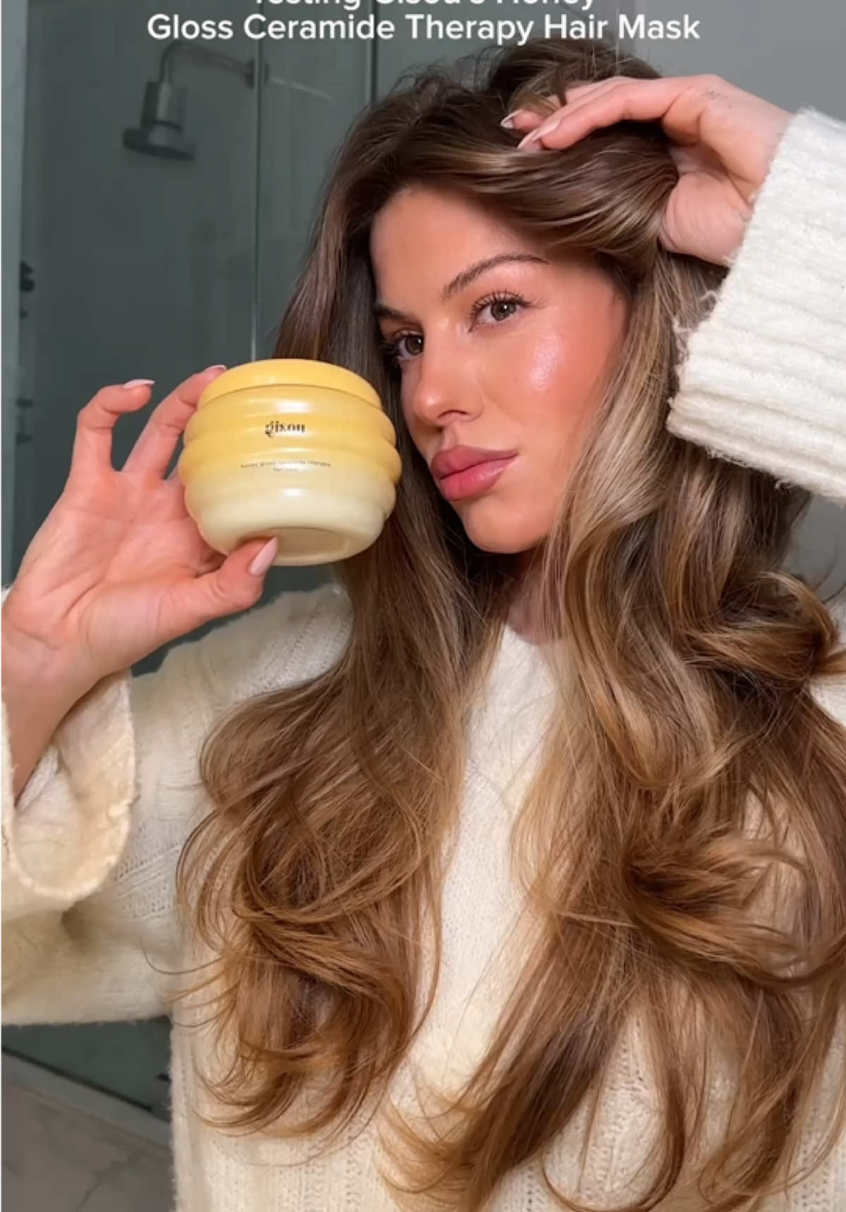 How to achieve honey glossed hair with @Ang 🍯 Use the Honey Gloss Ceramide Therapy Hair Mask after shampooing or go for a more intense treatment by applying it before your washing routine and letting it absorb for 20 minutes and up to overnight. Your hair will thank you. 🫧  #gisou #honeyinfused #haircare #hairmask 