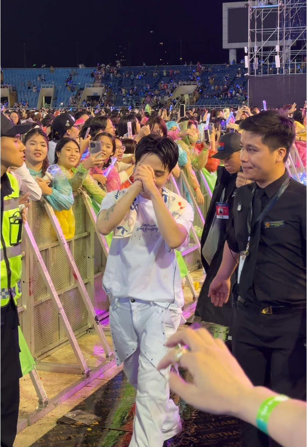 Hùng là con cưng là cục vàng của Muzik  . Anh Trai Say Hi khép lại để mở ra một hành trình mới trải đầy hoa nhé.  #QuangHungMasterD #ATSHCONCERTDAY6 #anhtraisayhi