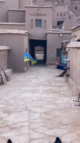 Ride inside of the old ksar #aitbenhaddou  . . . . . . . . #aitbenhaddou #ksaraitbenhaddou #horseriding #horseoftiktok #horseontiktok #tiktokarab #imazighen #amazigh #imazighenmorocco #horse #cheval #algeria #morocco 