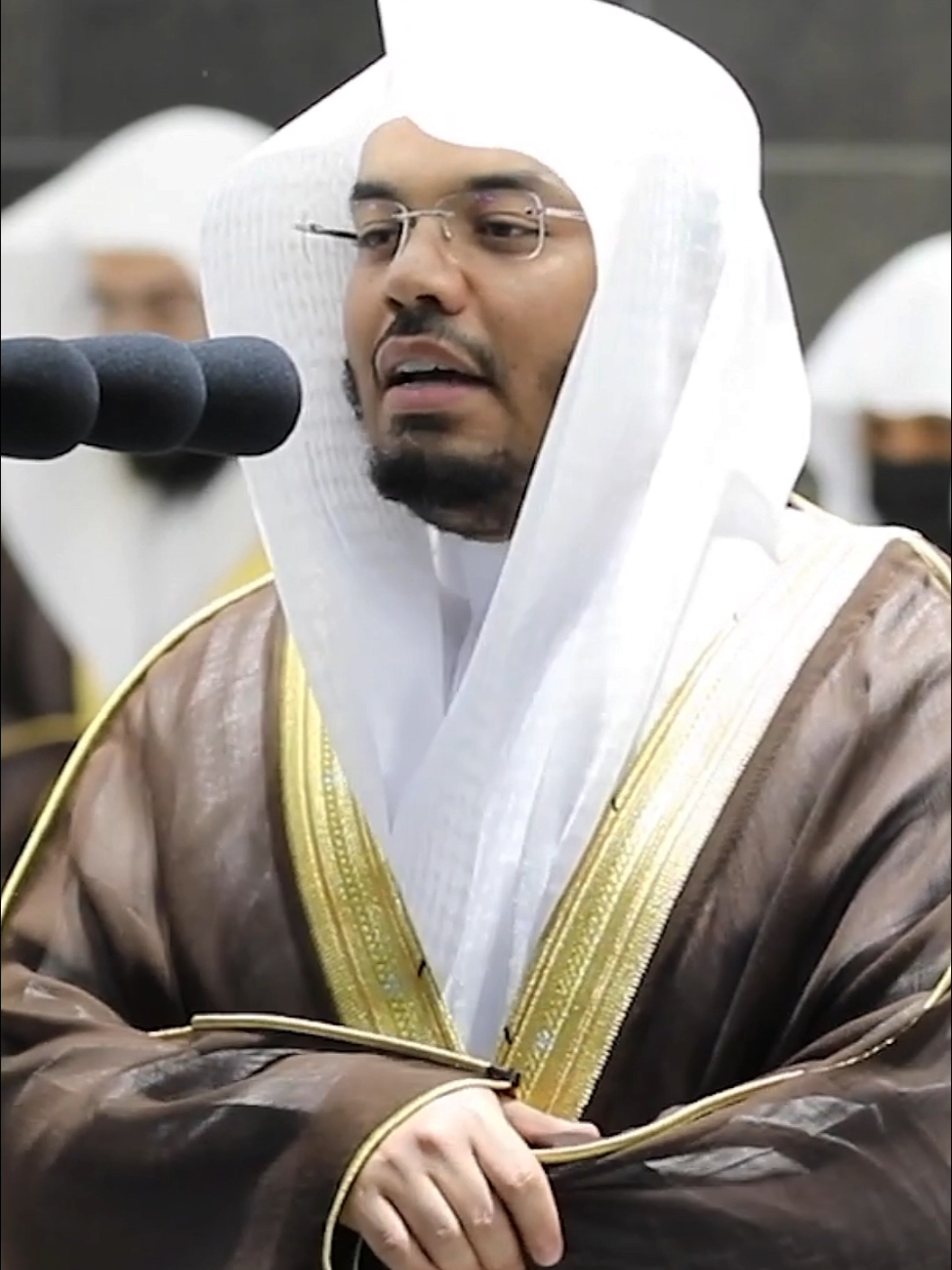 اللَّهُ نورُ السَّماواتِ وَالأَرضِ مَثَلُ نورِهِ كَمِشكاةٍ فيها مِصباحٌ المِصباحُ في زُجاجَةٍ الزُّجاجَةُ كَأَنَّها كَوكَبٌ دُرِّيٌّ يوقَدُ مِن شَجَرَةٍ مُبارَكَةٍ زَيتونَةٍ لا شَرقِيَّةٍ وَلا غَربِيَّةٍ يَكادُ زَيتُها يُضيءُ وَلَو لَم تَمسَسهُ نارٌ نورٌ عَلى نورٍ يَهدِي اللَّهُ لِنورِهِ مَن يَشاءُ وَيَضرِبُ اللَّهُ الأَمثالَ لِلنّاسِ وَاللَّهُ بِكُلِّ شَيءٍ عَليمٌ   #islam  #quran  #ياسر_الدوسري  #قران  #سورة_النور 