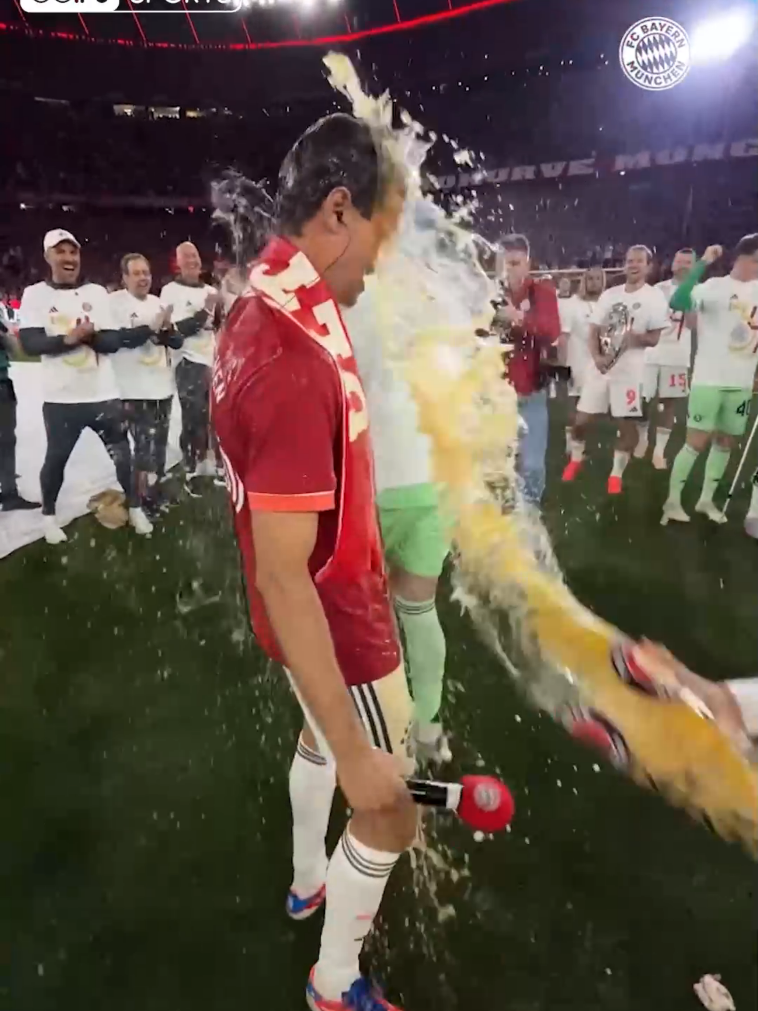 🚿 Une dernière douche de bière pour Thomas Müller ! 🎥 Via Bayern Munich #Football #Foot #Bayern #BayernMunich #Müller #Muller #Sport