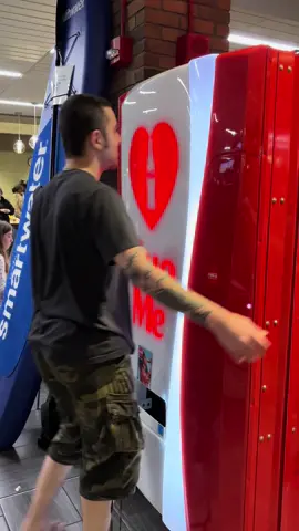Hug me! Bring it in! #uhartdining #uhart #hartford #ct #cocacola #coke #vendingmachine #soda #pop #fyp #slay #latenightbreakfast #dininghall #dining #college #university #ct 