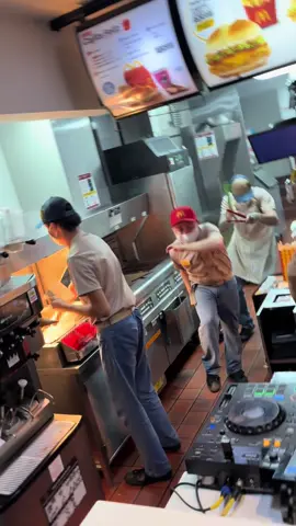 POV: Se escala tu MC orden🕺🏻. Te amo mi Bogotá Random 🫡 #mcdonalds #techno #rave #bogota #randomdance @Mad Xian estás loco 🤪❤️‍🩹