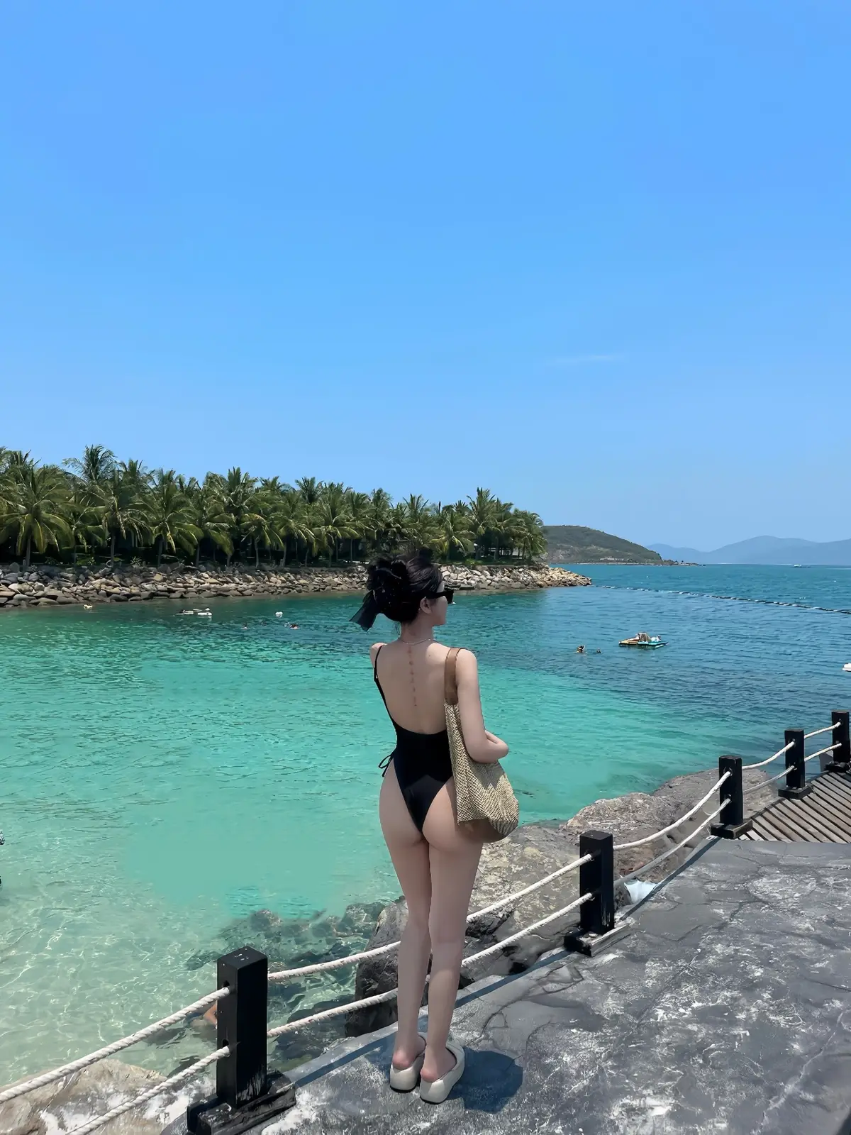 trời nóng như này phải có đứa mát mát như em để giảm nhiệt 😃