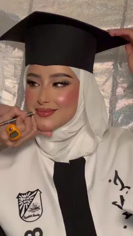 جلسة تصوير للميك اب مع الميك اب ارتست المبدعة @Badriyamakeupartist 🤍 الجلسة للخريجات شوفوا جمال مكياجها 🤍 🛑ما تخرررررررجت ، جلسةةةة لتصوير الميك اب 🤣🛑 #explore #kwt #fyp #fy #تخرج #makemefamous #makeup #makeuptutorial 