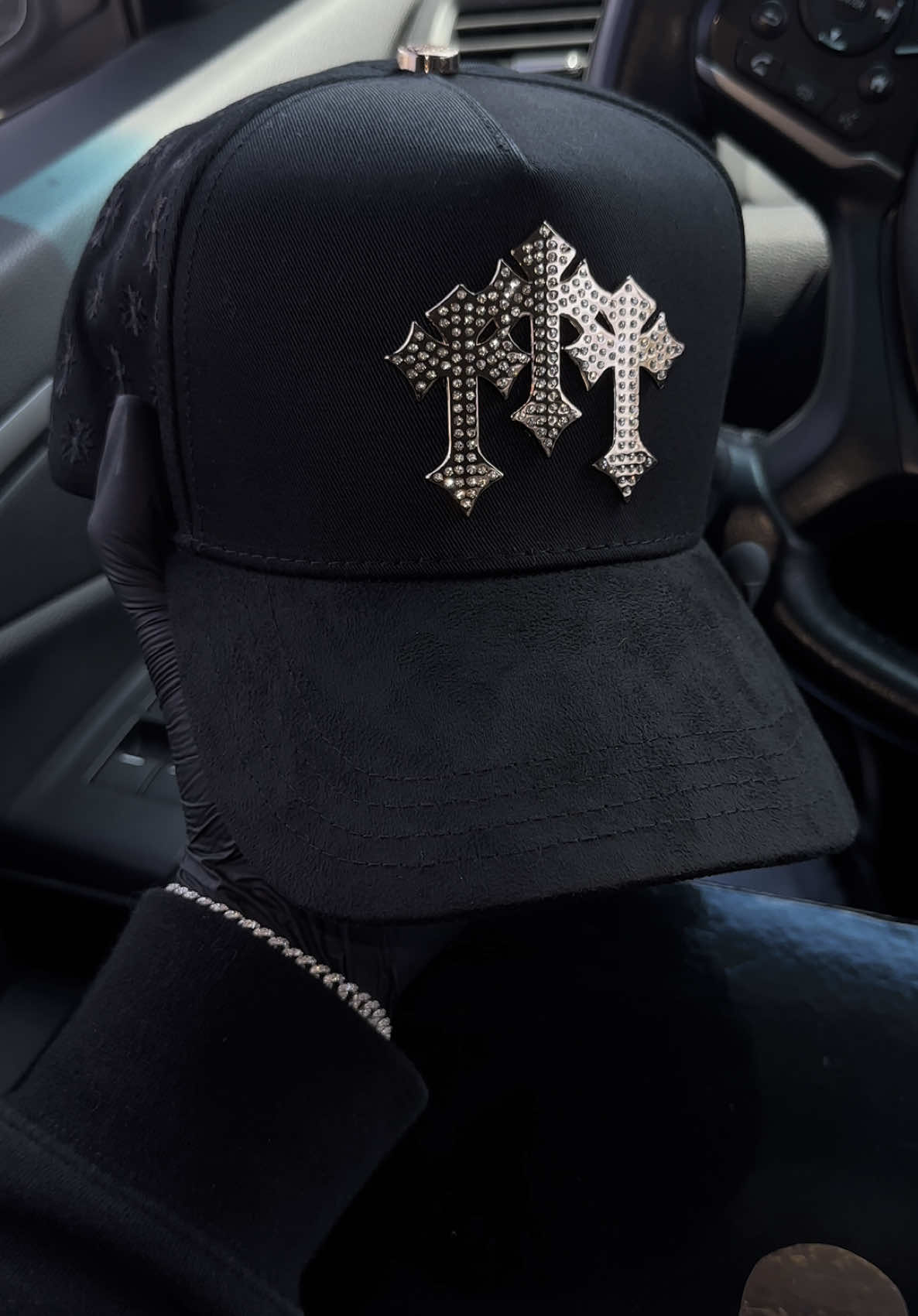 BARBAS CHROME GOLD 🌟 Diseño en oro rosa de 24K + pedrería Swarovski. 🔥 Esto no es solo una gorra... es una pieza de colección.  Lujo y exclusividad real - solo 1,000 en todo el mundo. 🌎  CONSIGUE LA TUYA HOY EN HATPLUGS 🥷 #guatemala #barbashats #exclusive #fyp #ororosa #swarovski 