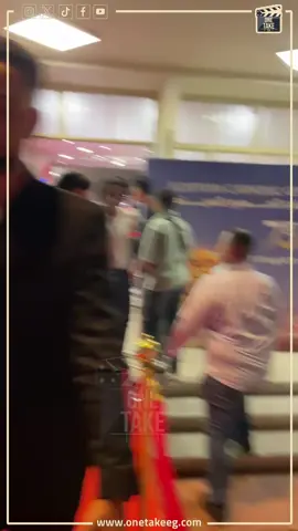 لحظة مغادرة أحمد داود مهرجان المركز الكاثوليكي بعد تكريمة عن فيلم 