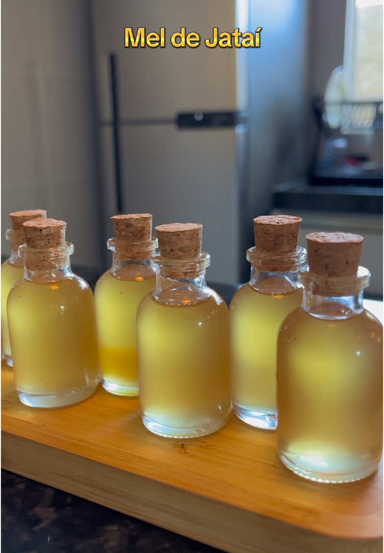 Você já provou o mel mais puro do Brasil? O mel de abelha jataí é um verdadeiro tesouro da natureza! Produzido por abelhas sem ferrão, ele tem sabor suave, levemente ácido e é altamente valorizado por suas propriedades medicinais e nutritivas. Além de delicioso, esse mel é rico em antioxidantes, antibacteriano natural e ajuda a fortalecer o sistema imunológico. Por ser produzido em menor quantidade, é considerado um mel nobre — 100% puro e artesanal. Aqui no quintal, com a caixinha certa e um bom manejo, é possível atrair jataís e colher esse ouro líquido direto da fonte! Quem mais ama ou tem vontade de provar? #MelDeJataí #AbelhaJataí #MelPuro #MelArtesanal #Apicultura #AbelhasNativas #MelSemFerrão #NaturezaEmCasa #SaborDaNatureza #VidaNoCampo #Sustentabilidade #ApiárioUrbano #ColheitaNatural #MelOrgânico #JataíMel 