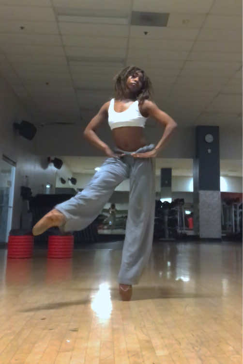 This gym is always so dark😭 #ballerina #ballettok #blackballerina #professional #ballet #dancer #dancertok #fyp #pirouette #pointeshoes #gym #creatorsearchinsights #losangeles #trending 