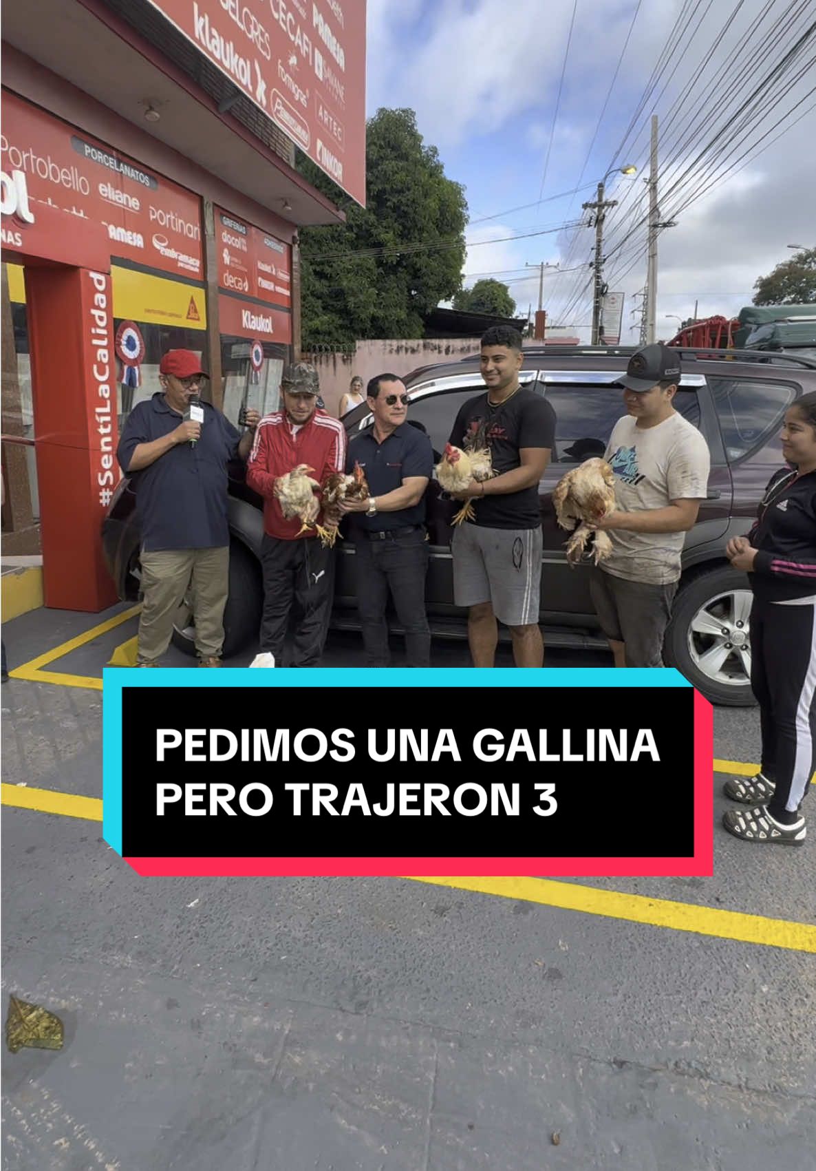 Respuesta a @💙 MIRTHA 💛 pedimos que la primera persona que trajera una gallina y un gallo le daríamos un mueble , pero llegaron 3 personas  #guairapisossanitarios #musica #gallina #gallo