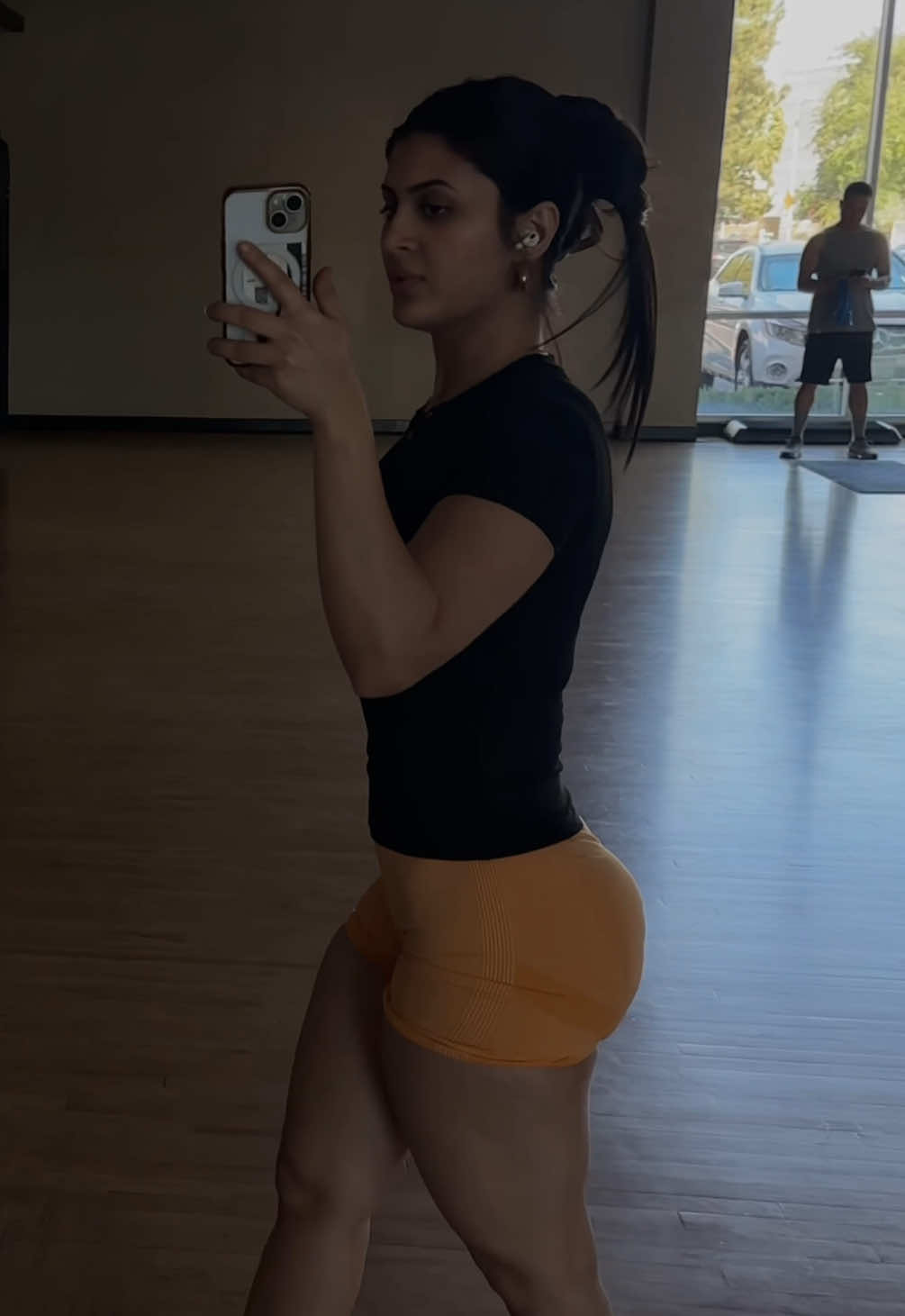 just keep showing up !! #GymTok #glutes #physique #gymmotivation #gymgirl 