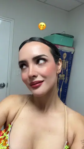 Yo ya me operé 🤭 . Me hacía falta 😭, es horrible andar por la vida esforzando la vista. #humortiktok 