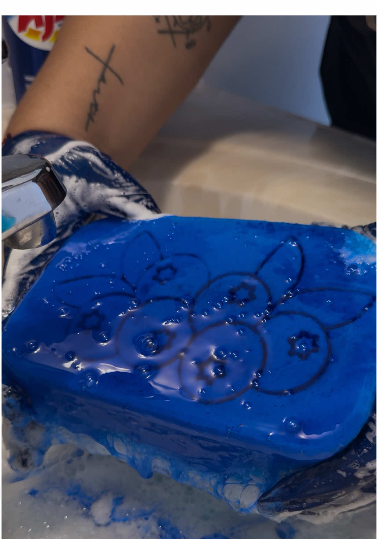 watch me ruin my new fav sponge🫐 from @SoapySunShine Customs with ajax powder🙃 decided to post cause why tf not?  no I am not officially back I just couldn’t resist not breaking this sponge in💙  #foryoupage #satisfyingvideos #asmrsounds #viraltiktok #fyp 