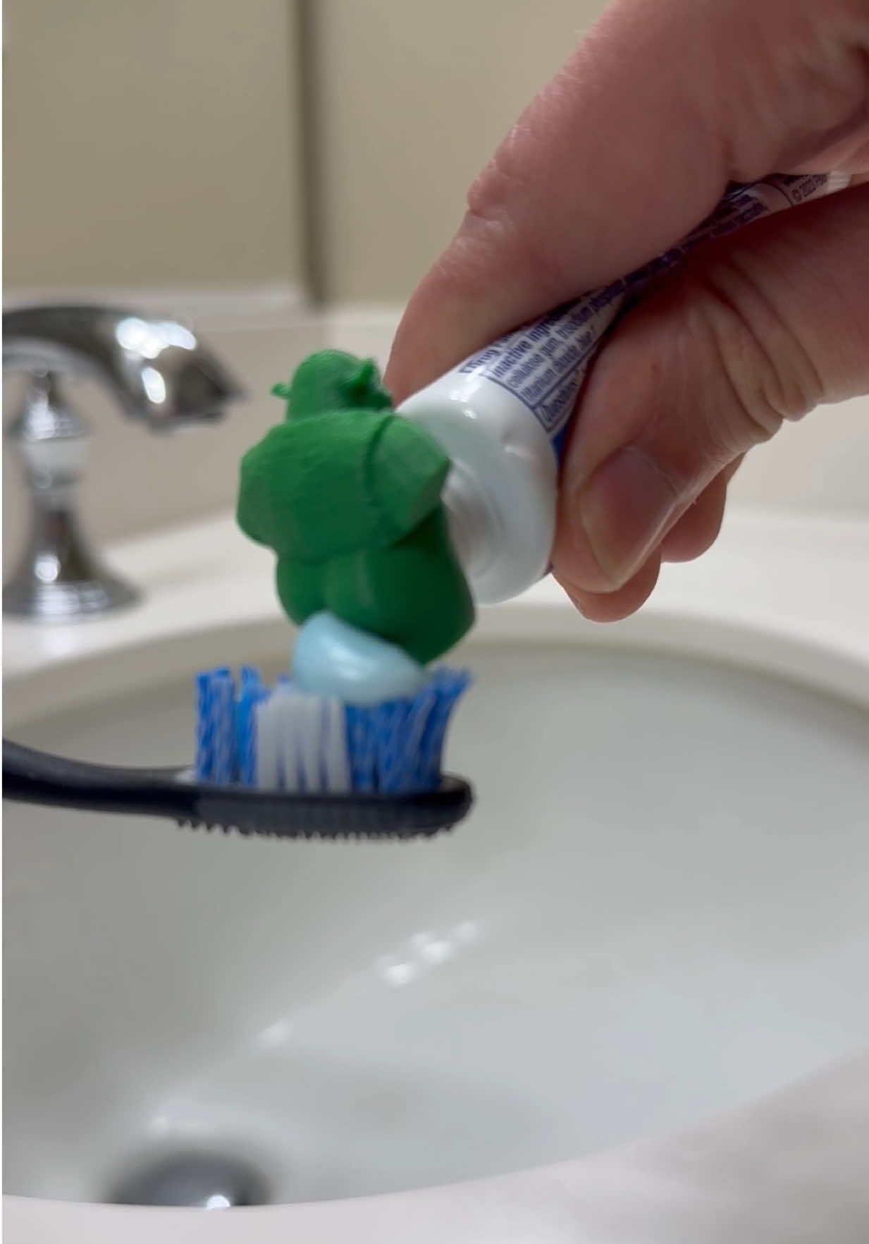 he makes your teeth really shine #shrek #toothpaste #whatthehell #dentist 