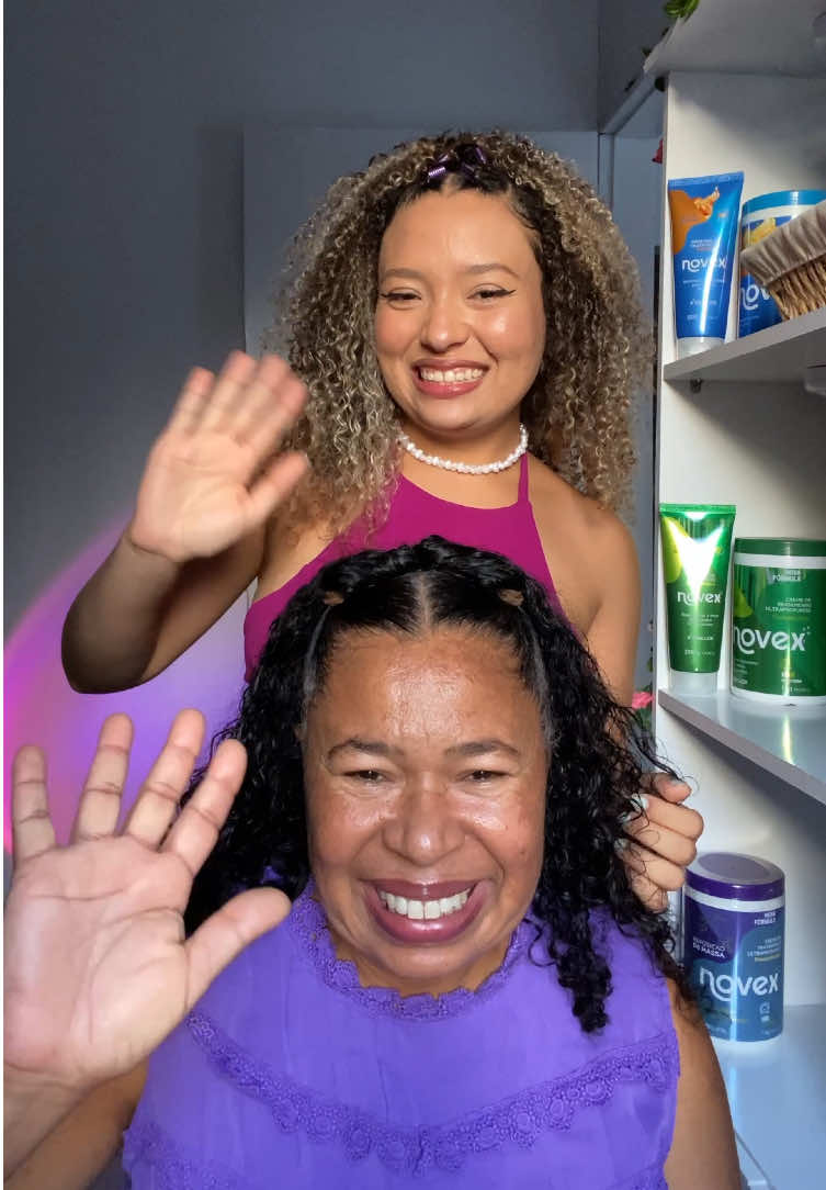 Fiz o meu penteado favorito na minha mãe!🥰🤌🏼✨ Pra isso, contei com o poder do NOVEX SALON BLINDAGEM e do gel capilar para baybe hair COLA COMIGO…🖤💜✨ . . . #novex #novexnomundo #embelleze #embellezedossonhos #cachos #diadasmaes #hairstylist #haircare #penteado #penteadosimples @Embelleze @Novex Hair Care 