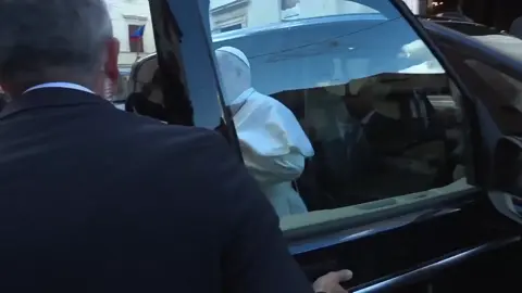El papa León XIV realizó su primer viaje fuera del Vaticano a Genazzano, Italia, a la tumba del papa Francisco, donde fue recibido por una multitud antes de rezar en el santuario de la Virgen María.