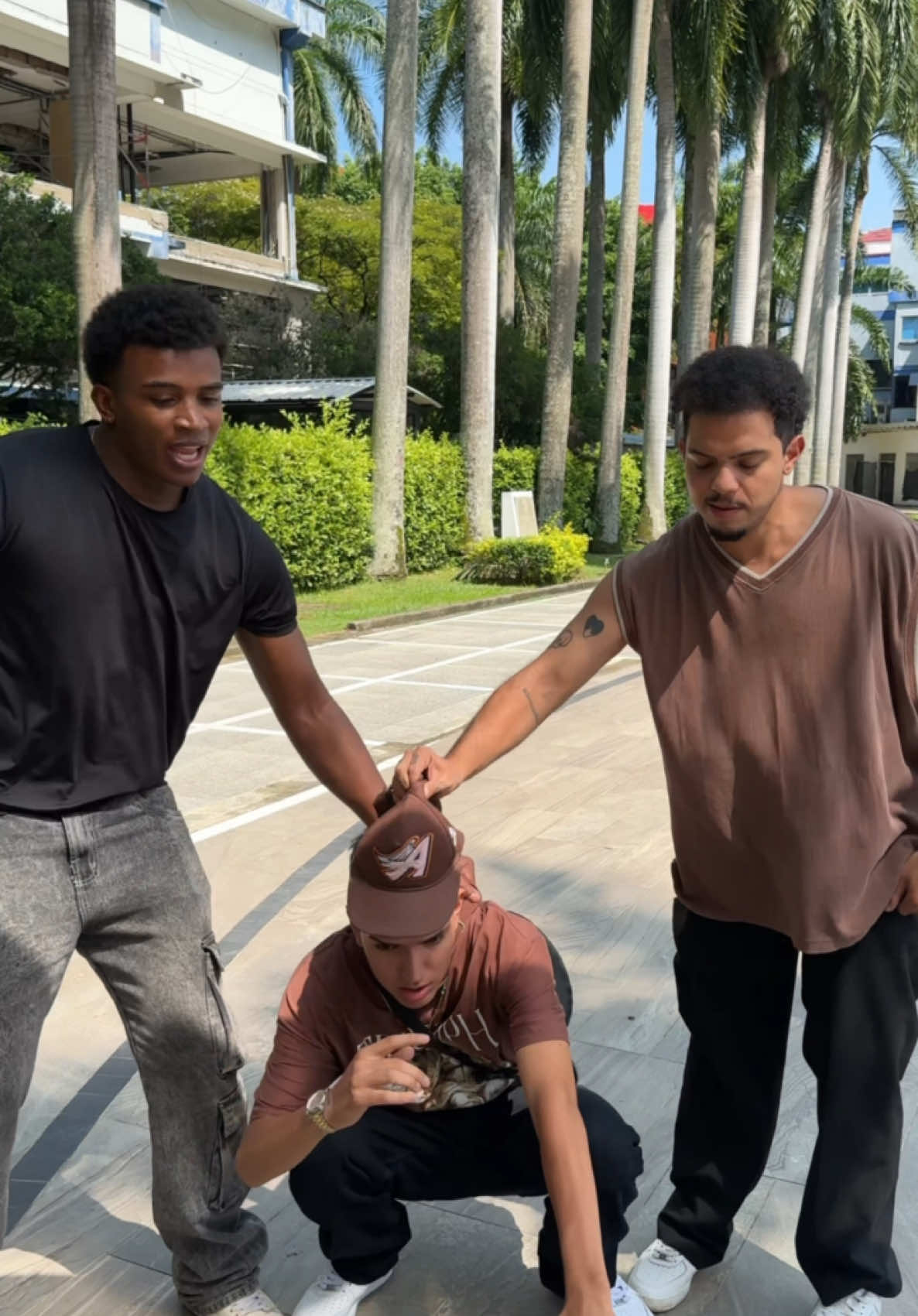 Siempre hay uno que no es serio Ig: camiloospinar_ #hombres #friends #funny #moment #xzyabc #viral @Luis Pinzón @El Viveros 😝 #LIVEIncentiveProgram #LIVEDebut #PaidPartnership #CapCut 