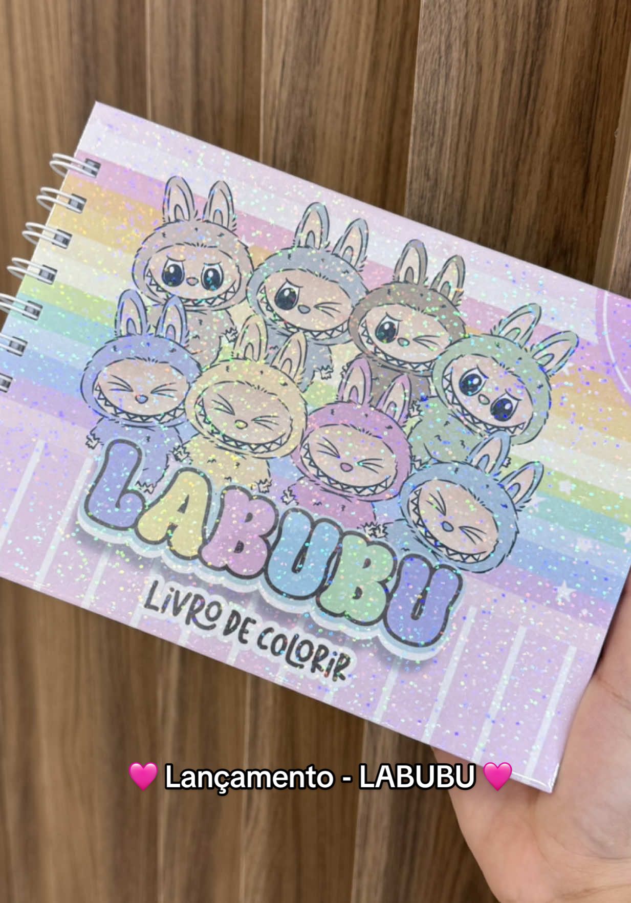 A nova febre do momento agora em formato de livro de colorir! Ahhhh eu amei, que coisinha mais fofa. 🥹🩷 #labubu #bobbiegoodscoloringbook #livrosdecolorir #bobbiegoods #fy #foryoupage #papelaria #coloringbook #terapia #livrostiktok 