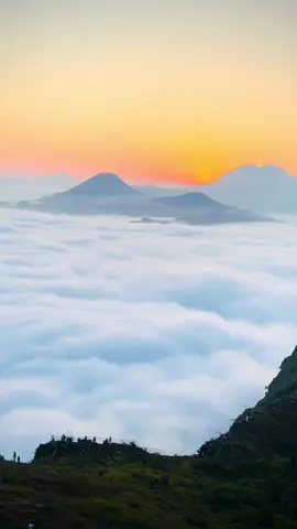 Manungkot  #manungkot_damauli #baadal_maathi_kogau #clouds #damauli #mountain #trousim_place #abovetheclouds #visitmanungkot 