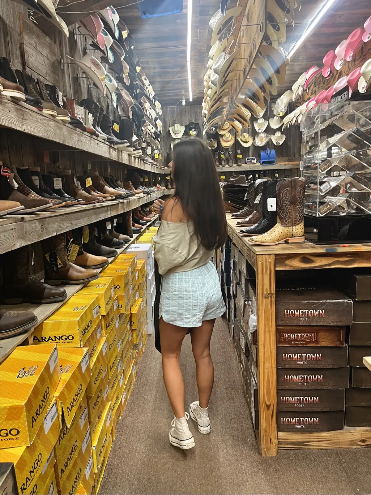 I couldn’t have asked for a better Saturday 💙 New nails & flea market shopping 🛍️