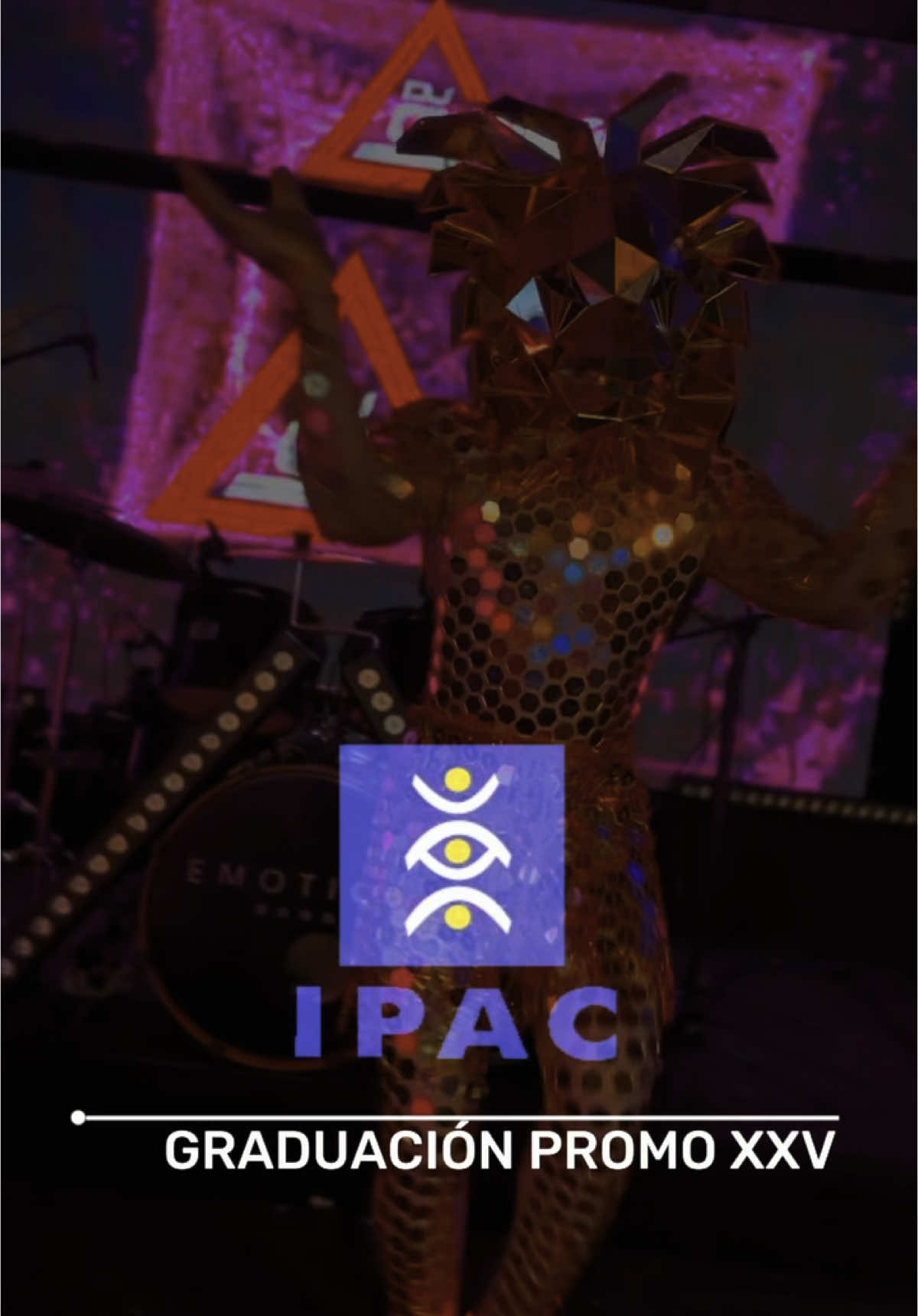 GRADUACIÓN PROMO XXV IPAC✨ Una noche legendaria que Servifarras hace vivir a los nuevos  graduados que en ningún otro lado lo conseguirás , llena de magia, energía y espectáculos que quedarán en la historia. Desde el primer momento, serás recibido con un toque de fantasía gracias a nuestros personajes de Sombrerero y Reina de Corazones, marcando el inicio de una noche mágica. Luego, el escenario se enciende con el show de cabezones, ¡incluyendo al inconfundible Bad Bunny y los virales Reyes del TikTok, que llevarán el ambiente al máximo nivel! Y para cerrar con broche de oro… ¡Los impresionantes Animal Mirrors y nuestro Robot Led Mirror pondrán la pista a brillar como nunca antes! ¡Una noche inolvidable con Servifarras! Contáctanos ahora: 📲 098 659 2598 #Graduaciónipac2025 #MirrorGolden #Servifarras #Graduaciones #horaloca #gradocool #guayaquil_ecuador🇪🇨 