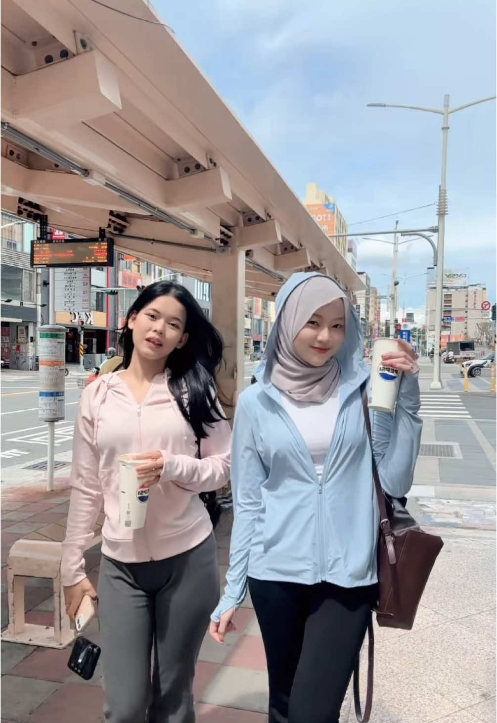 🏃🏻‍♀️‍➡️🏃🏼‍♀️‍➡️