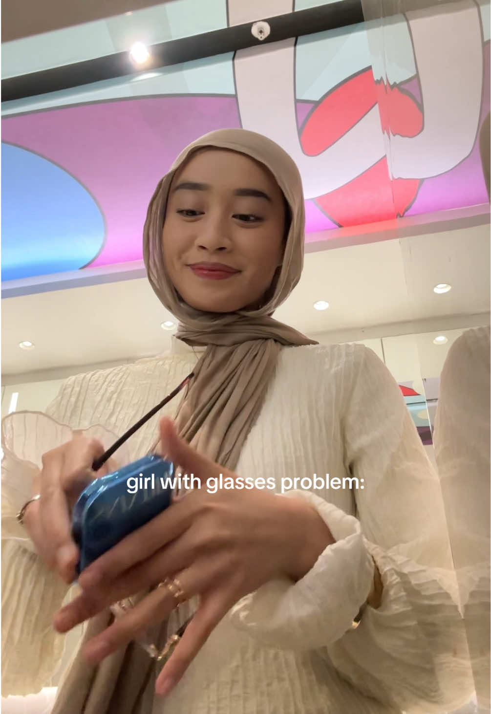 tp at the end tetep bolong jg kok makeup-nya kl pake kacamata wkwk ini cuma mengulur waktu aja😇 