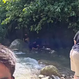 bro sepertinya lagi hiking teman