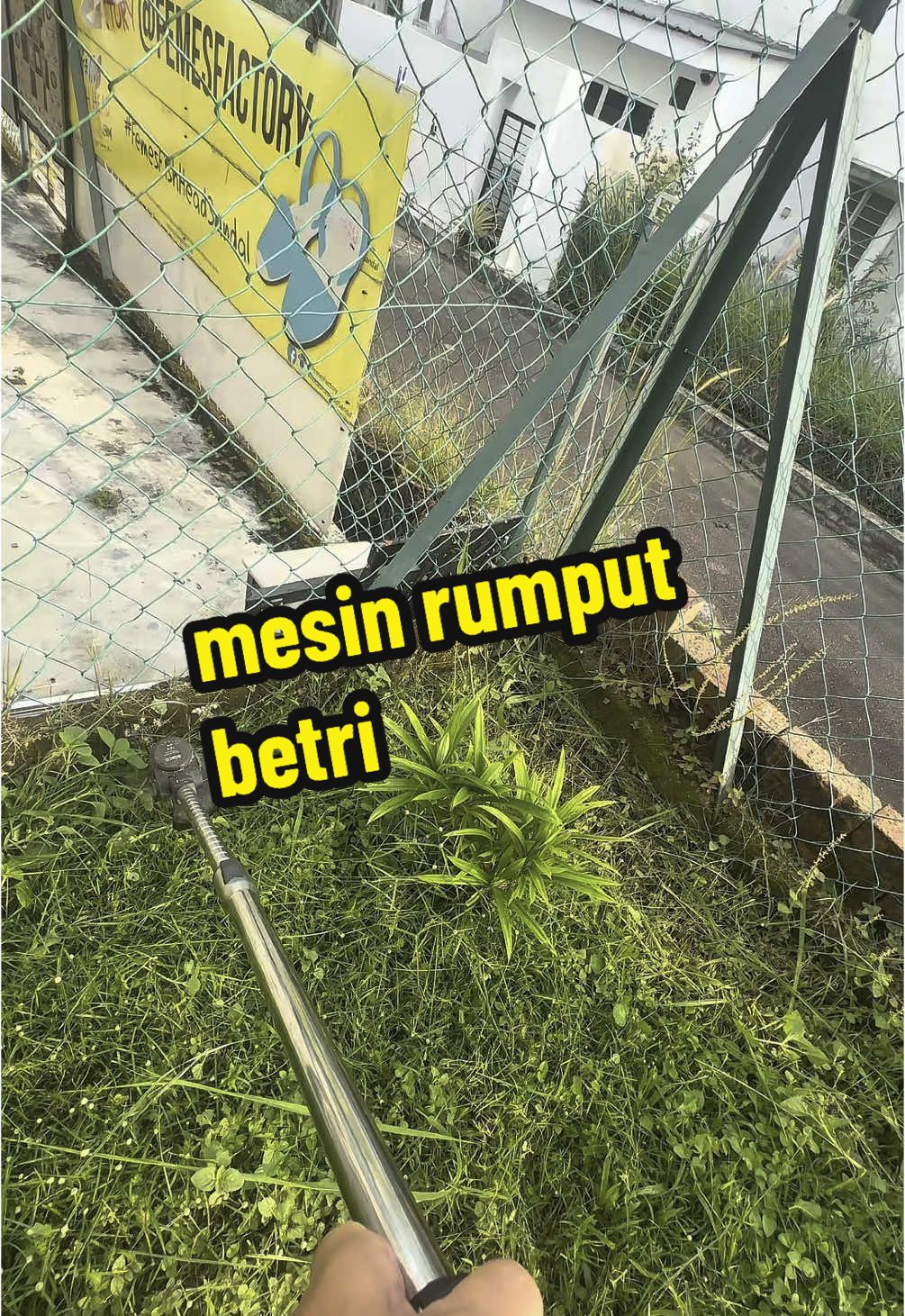 Upah potong rumput sekarang RM30-RM40 sekali datang. Bayar dua tiga kali, dah boleh beli mesin rumput bateri sendiri! Mesin ni ringan, tak perlu minyak, tekan je terus jalan. Bateri tahan lama, bunyi pun senyap — jiran pun tak perasan kau tengah kerja. Memang jimat, memang mudah!  #mesinrumput #mesinrumputbateri #potongrumput #jimatbelanja #barangviral #barangberbaloi #mesinviral #tiktokshopmalaysia #reviewbarang #tiktokaffiliatemalaysia #diyrumah #mesinrumputviral #mesinrumputmalaysia 