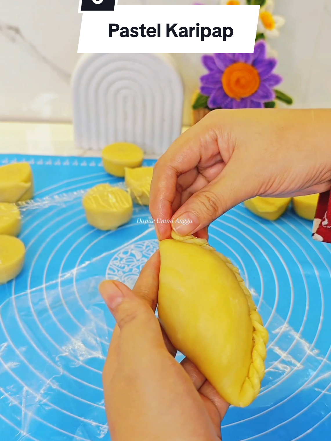 RESEP PASTEL KARIPAP ANTI GAGAL 🌹 Bumbu Yang Dihaluskan 3 Siung Bawang Putih 3 Siung Bawang Merah ¼sdt Lada ( Lada Bubuk Boleh )  🌹1 Buah Bawang Bombay 🌹 2 Batang Bawang Pray 🌹 150 gram Wortel ( potong Dadu ) 🌹½sdt Gula Pasir 🌹 ½sdt Kaldu Bubuk 🌹 ½sdt Garam 🌹 1sdm Saos Tiram 🌹 150 Gram Kentang ( potong dadu ) 🌹 250 Mili Susu Full Cream  🌹 250 Gram Ayam ( Potong Dadu ) 🌹 1sdm Tepung Maizena ( Dilarutkan Dengan Sedikit Air ) Resep Karipap 🌹 Adonan Air Atau Bahan A 300 Gram Tepung Terigu ¼ sdt Garam 1 Sdt Gula Pasir 1sdt Kaldu Bubuk 85 Gram Mintak Goreng ( Panas ) 110 Mili Air Dingin ( Dituang Setelah Bahan Diatas Diaduk ) 🌹 Adonan Minyak ( Bahan B ) 100 Gram Tepung Terigu 30 Gram Tepung Beras 85 Gram Margarin #dapurummiangga #jajananpasar #kuetradisional 