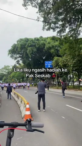 Kesempatan ga tau kapan lagi datengnya, jadi harus bisa sat set sat set ambil momentnya 😭 Walaupun habis itu nangis di tmpt umum 😭 #mayorteddy #teddyindrawijaya #letkolteddy #letkolteddyinrawijaya 