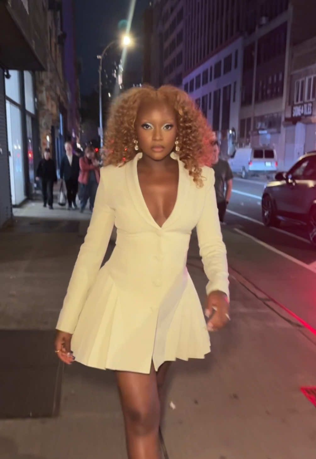 Wanted to show you my hair! Happy Birthday to Me 😊 #birthdaygirl #honeyblonde #blackgimagic #runwaywalk  Hair by @___Kokolacedit 