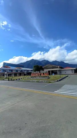 Salah satu bandara terindah di Indonesia. in frame pace mace boarding Jayapura-Wamena. #jayapura #wamena #papua #sentani #pesawat #pilot #triganaair #penerbangan #fyp #fypシ゚ 