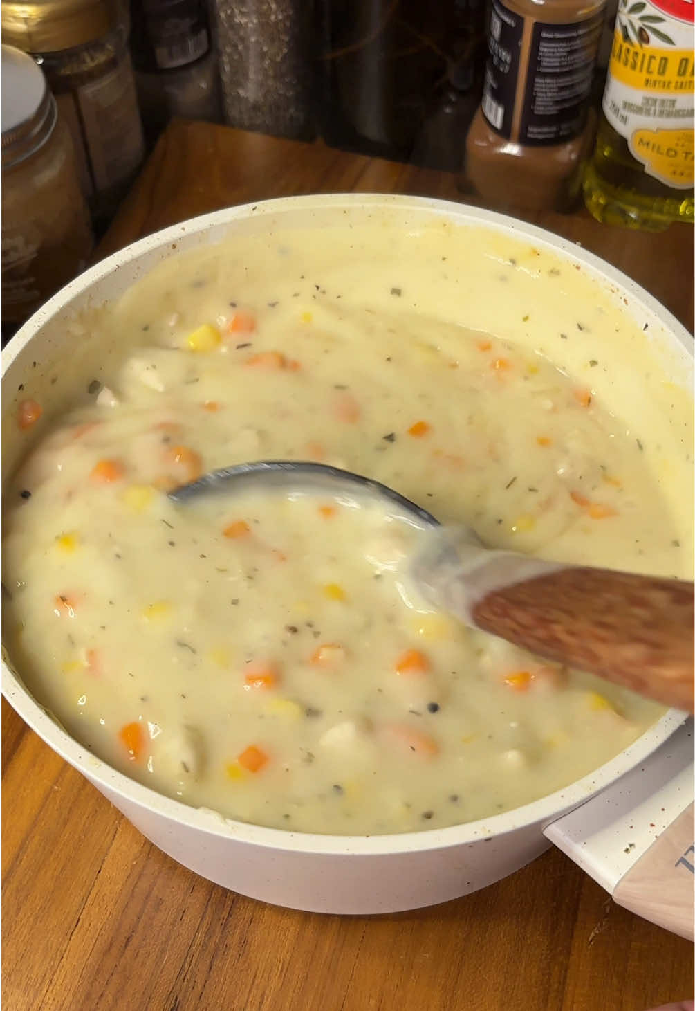 Maaf yah adik adik, krim sup nya bikin sendiri aja biar isiannya lebih banyak hohoho! 🍲 Cream soup ini gampang banget buatnya dan uenakk pol. Wortelnya bisa di sesuaikan ya ukuran dan sebanyak apa nya. Aku pakai agak banyak supaya adik aku pada makan sayur hahaha. Aku buatnya pakai bumbu : - 1 bawang bombay kecil - 2 bawang putih - 2 sdm mentega buat tumis bawangnya - 3 sdm tepung terigu - 500 ml air - 250 ml susu - 1 sdm italian herbs - Garam secukupnya - Kaldu ayam bubuk sedikit  #cooking #masak #healthyfood #makanansehat #realfood #lunch #breakfast #idemasak #masakanrumahan #masakansimple #quickrecipe #resep #resepmasakan #homemeal #food #asianfood #indonesianfood #masakan  #soul #soup #sup