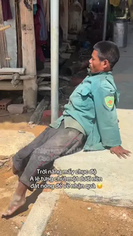 Dù mang trên mình khuyếttat, dù từng bị bao ánh nhìn xa lánh, anh A Quang vẫn nở nụ cười. Anh lê từng bước trên nền đất bỏng rát, nhưng trái tim anh thì ấm hơn tất thảy – ấm vì được yêu thương, được trao quà, được nhìn thấy ánh sáng hy vọng dù cuộc sống có “ bất công” với anh như thế nào ❤️🪷#ThienNguyenLienTam #kontum #hoancanhkhokhan #viralvideo #viraltiktok 