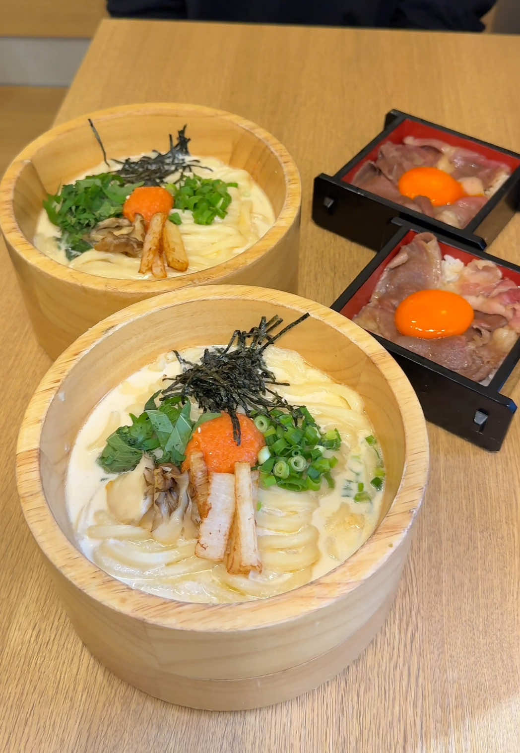 唯一無二の超モチモチ絶品うどん🍜 お昼時には行列もできるこちらのお店では、圧力鍋で茹でた圧倒的新食感のうどんが食べられる！ 一般的な讃岐や関西うどんとは違い、ムチムチもっちりな圧倒的なコシ！よく噛んで味わううどんの新しい可能性を体感できる一品🥢 今回注文した明太クリームうどん➕黒毛和牛ご飯(税込1740円)は、 まるでパスタのような豪快な具材の乗ったバランスの良いうどんに、甘辛く最高に美味しいタレのかかった和牛に卵黄を潰せば絶品👍 柔らかすぎるうどんが苦手だったけれど、こんなにコシがある温かいうどんは初めてで驚きでした！ ご馳走様でした！ 📍功刀屋 / 新宿御苑前 ￥1050～/人 ⏰営業時間：10:45〜19:00 💤定休日：なし 🏠住所：〒160-0022 東京都新宿区新宿１丁目７−２ #東京グルメ #新宿グルメ #tiktokfood 