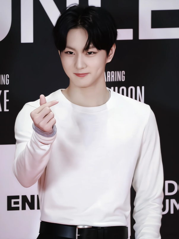 welcome back black hair😻🤏🏻 #jungwon #enhypen  #cinemapremier #4youpage #fyp 