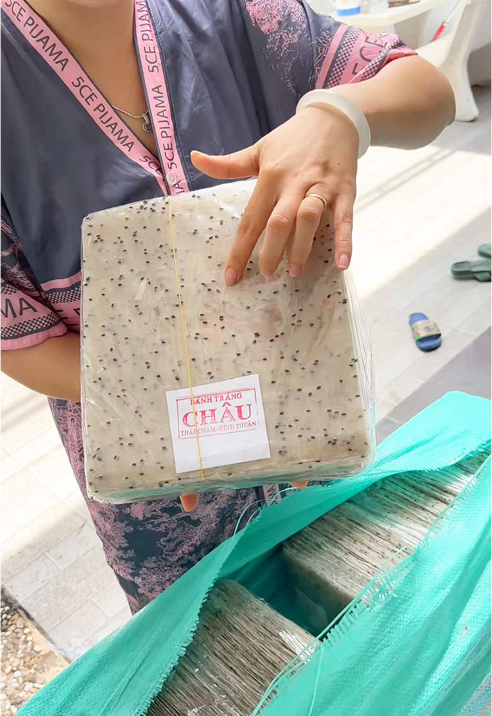 Bánh tráng mè phan rang#ănvat #xuhuong #anvatnhalam1 #banhtrangmeden #muccuonraumuong 