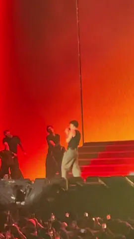 “Cómo olvidar lo que hicimos Entre blone' y botella' de vino” 🍷🔥 Karol G x Quevedo 🤩 El #BuenasNochesTour en la casa 🇸🇻🙌🏼 #quevedo #elsalvador #karolg #sansalvador #music #concert #sivarmusic 